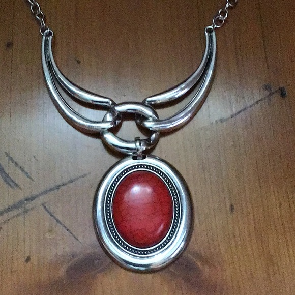 Red stone Statement necklace with earrings - Picture 2 of 3